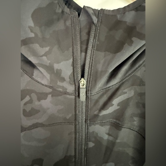 Lululemon Women’s Incognito Camo Multi Gray Mist Over Windbreaker - Size 8 - Picture 5 of 9